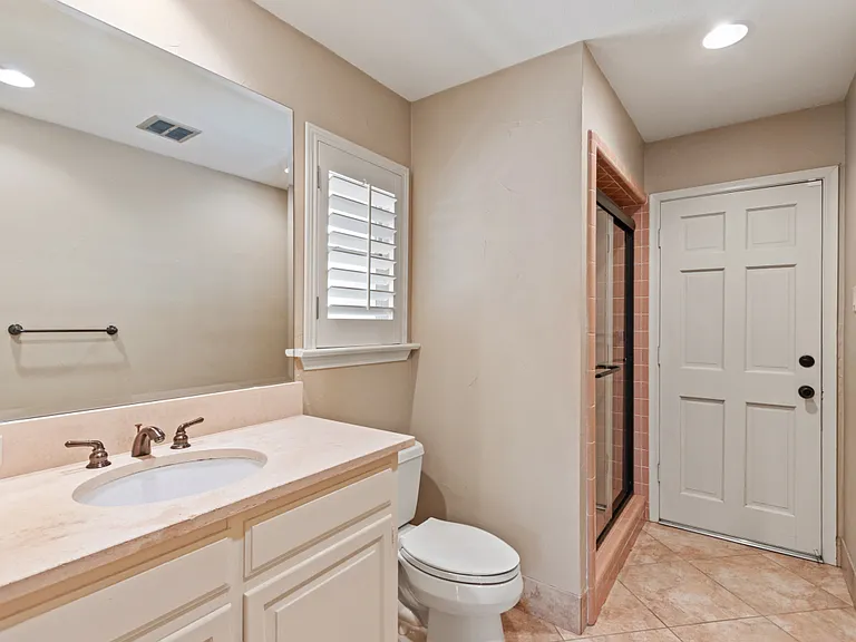Ensuite bath secondary bedroom.