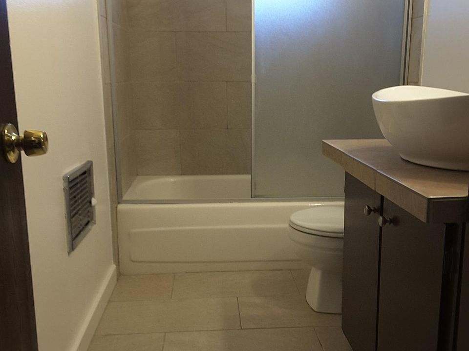 1st image of 651 Oakwood Dr APT 4