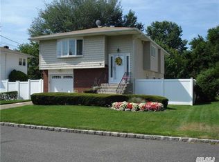 43 N Kings Ave, Lindenhurst, NY