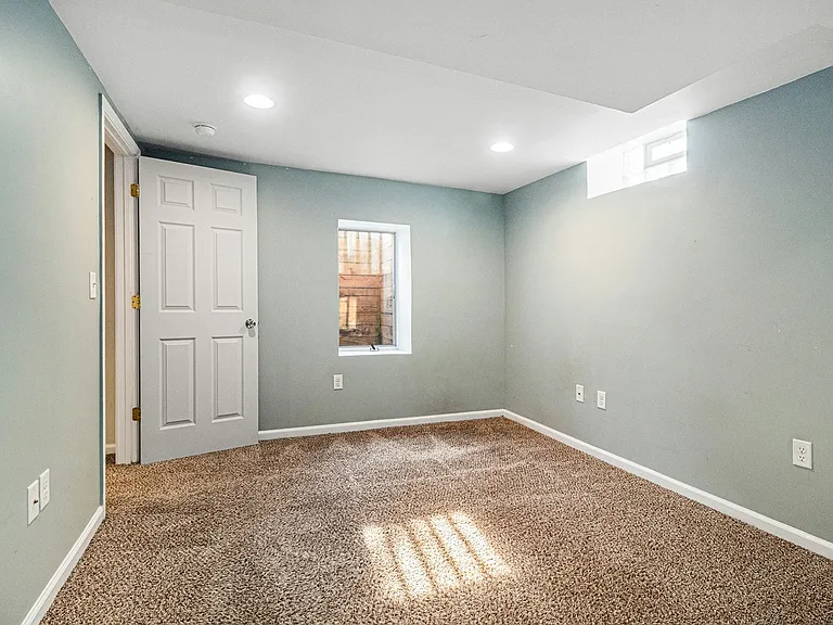 1035 N Maple Rd — Photo 17