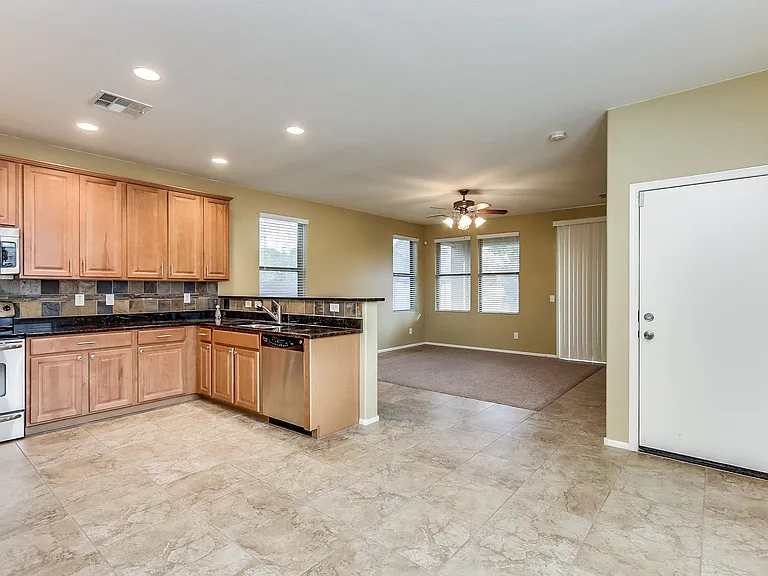869 E Doral Ct — Photo 4