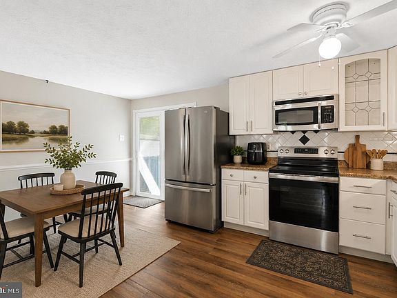 2nd image of 402 Cranberry Ct
