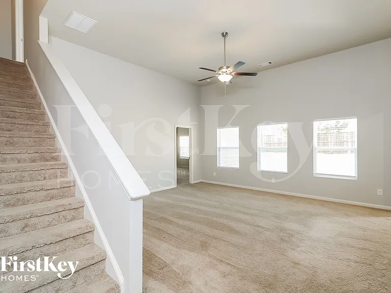 144 Scotland Dr — Photo 2