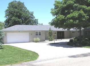 807 E 1st St, Delavan, IL 61734