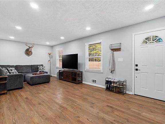 4th image of 650 Oakdale Rd