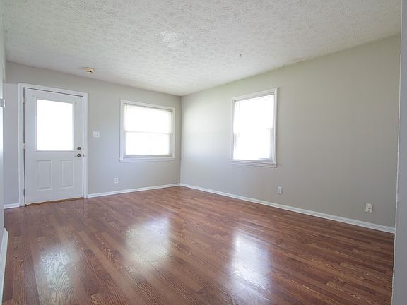 4th image of 979 E North Broadway St