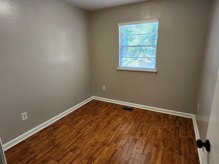 904 Sherris Ln — Photo 11