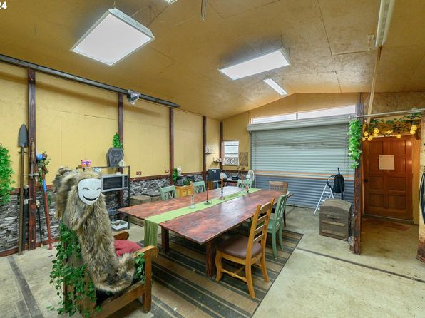 35267 S Acer Ln, Molalla, OR 97038