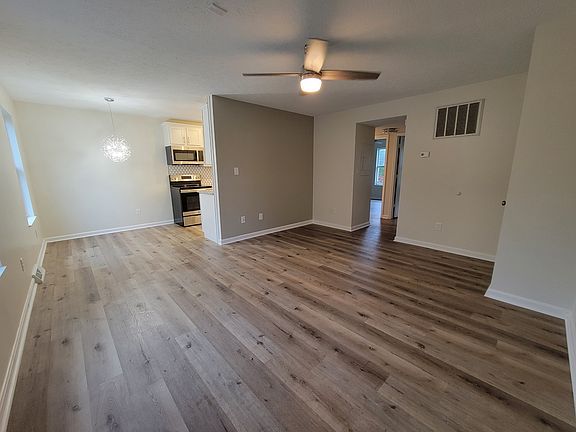 2nd image of 124 Topfield Rd #1