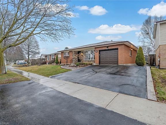 2nd image of 8 Ivanhoe Rd