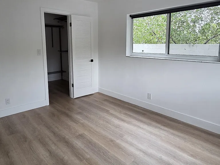 1001 SE 16th St #7 — Photo 11