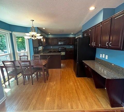 Open Kitchen floor plan w/dinette & desk area attached