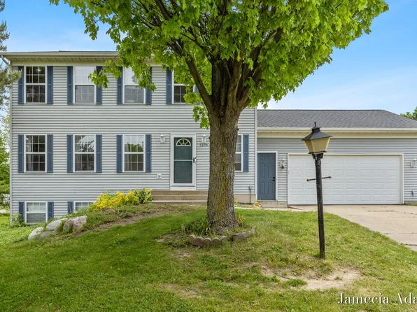 5204 Discovery Dr SE, Kentwood, MI 49508