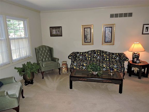 5th image of 301 Charmwood Ct