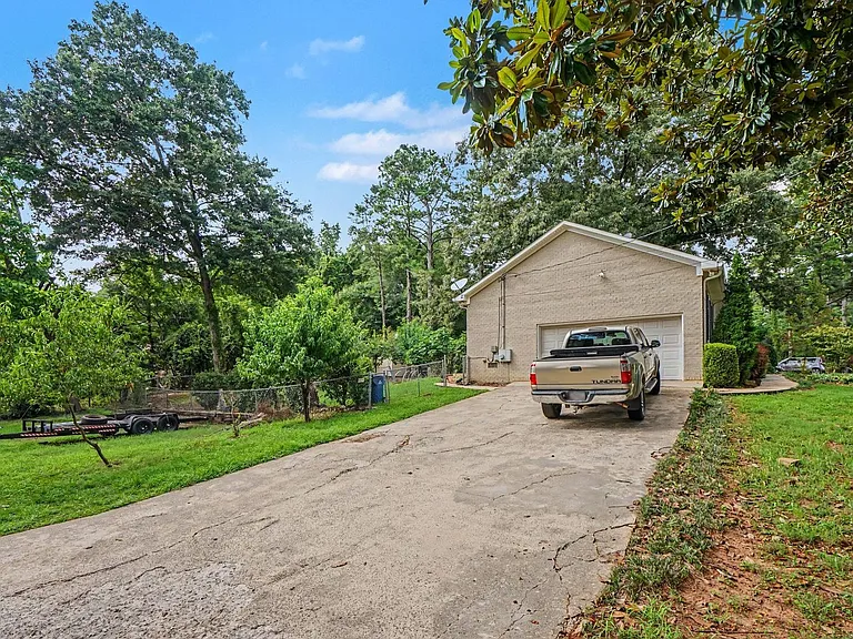 290 University Cir — Photo 21