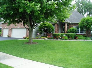 10 Walnut Cir, Sugar Grove, IL 60554