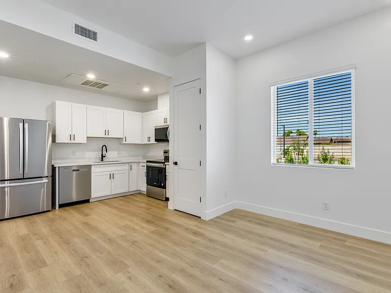 1580 W Garfield St — Photo 15