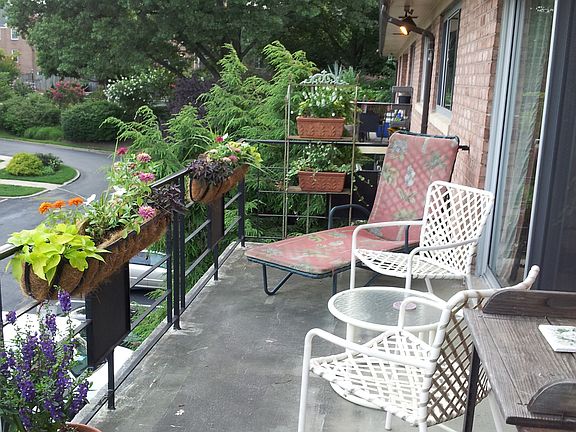 balcony w retractable awning