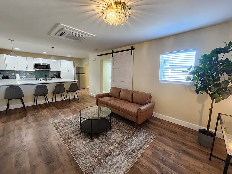 306 Hazeldine Ave SW #6 — Photo 2