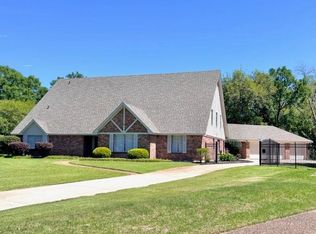 1210 Nottingham Ln, Beaumont, TX 77706
