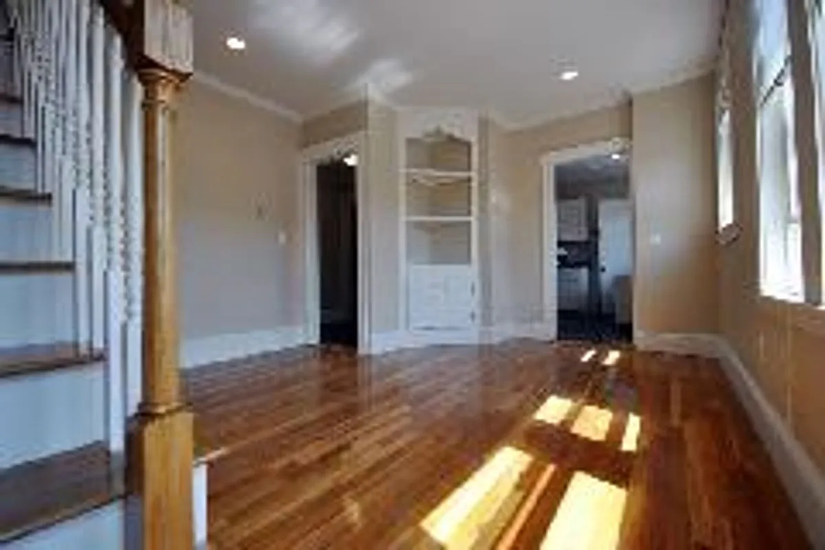 Building Photo - 20 Tip Top St #202