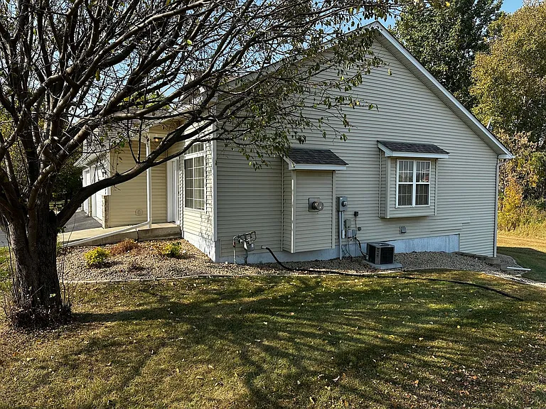 402 Creekside Dr — Photo 2