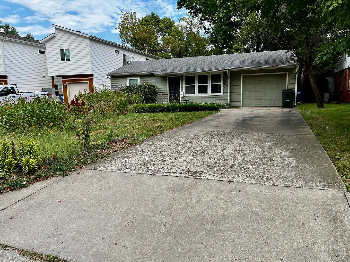 Charming House Across from Veterans park — Photo 1