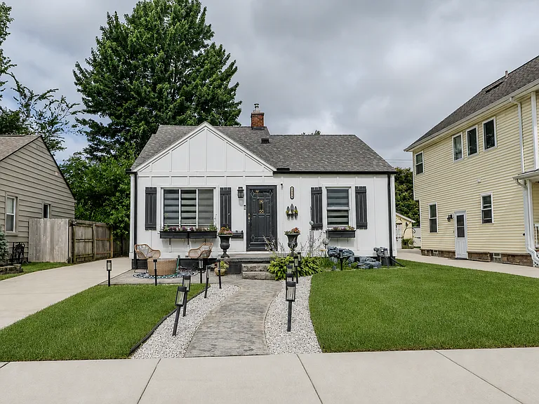 1328 McLean Ave — Photo 2