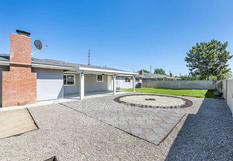 1219 N Van Buren St — Photo 42