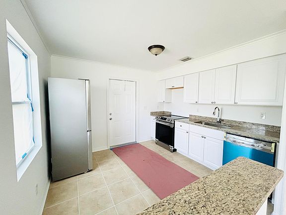 4th image of 4312 Pinewood Avenue