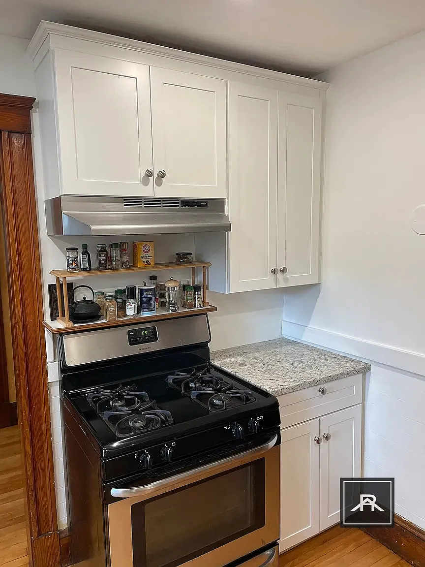 3 bed, 1.0 bath, 1700 sqft, $5,400 — Photo 2