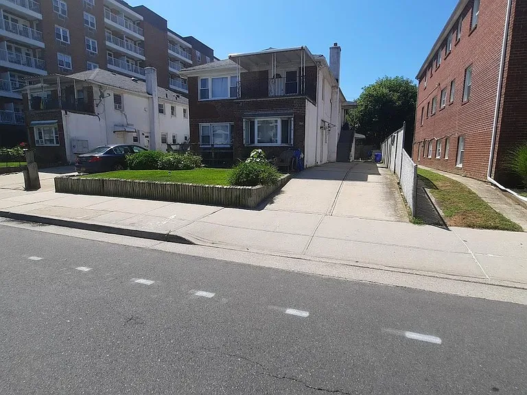 254 E Broadway #3 — Photo 4