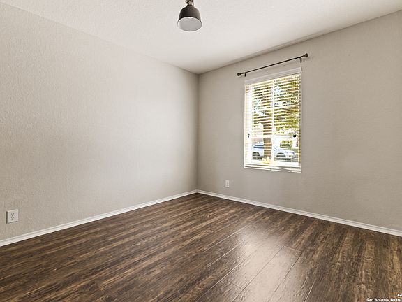 3rd image of 827 Three Wood Way