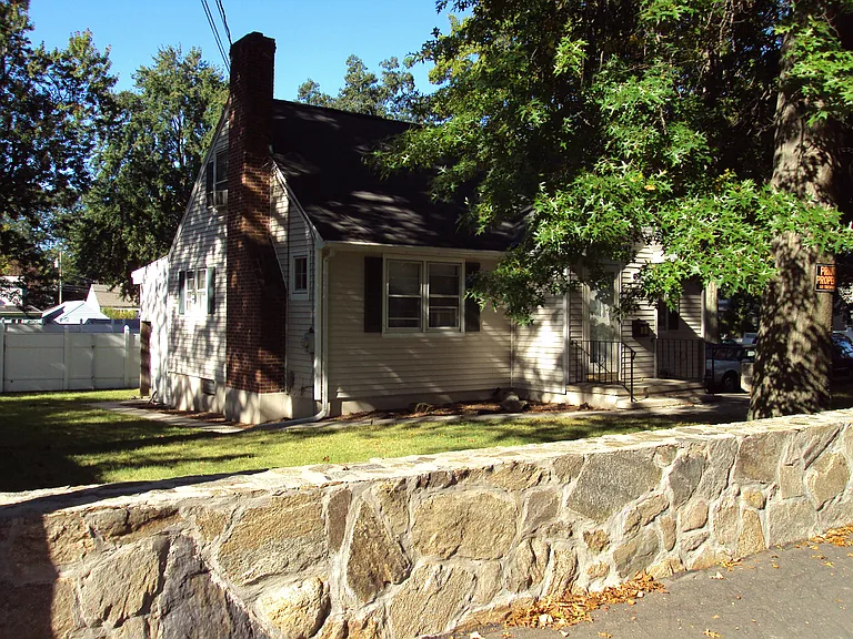 115 Stuart Ave — Photo 3