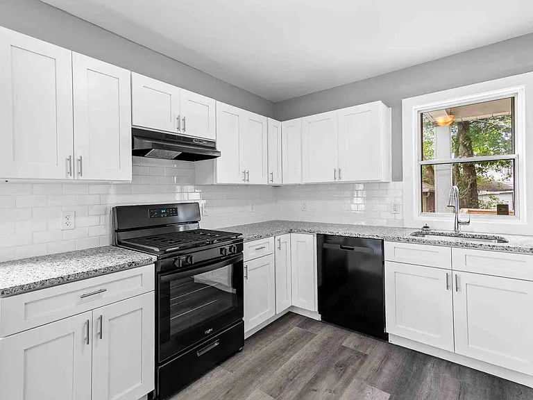 100 Weetamoe St #1 — Photo 7