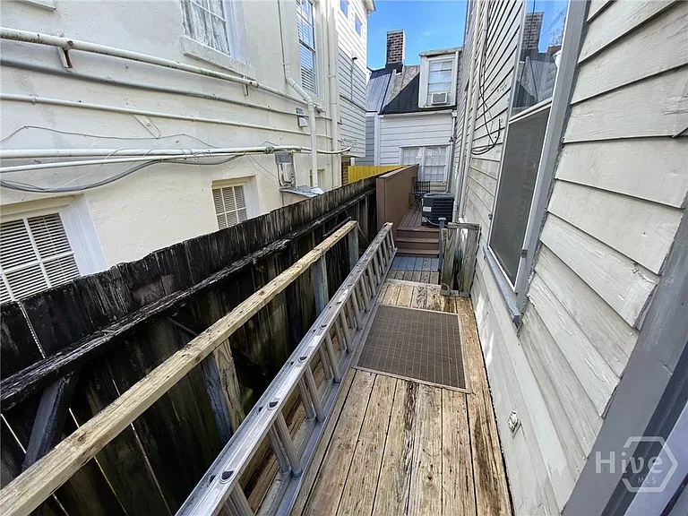 506 E York St — Photo 9