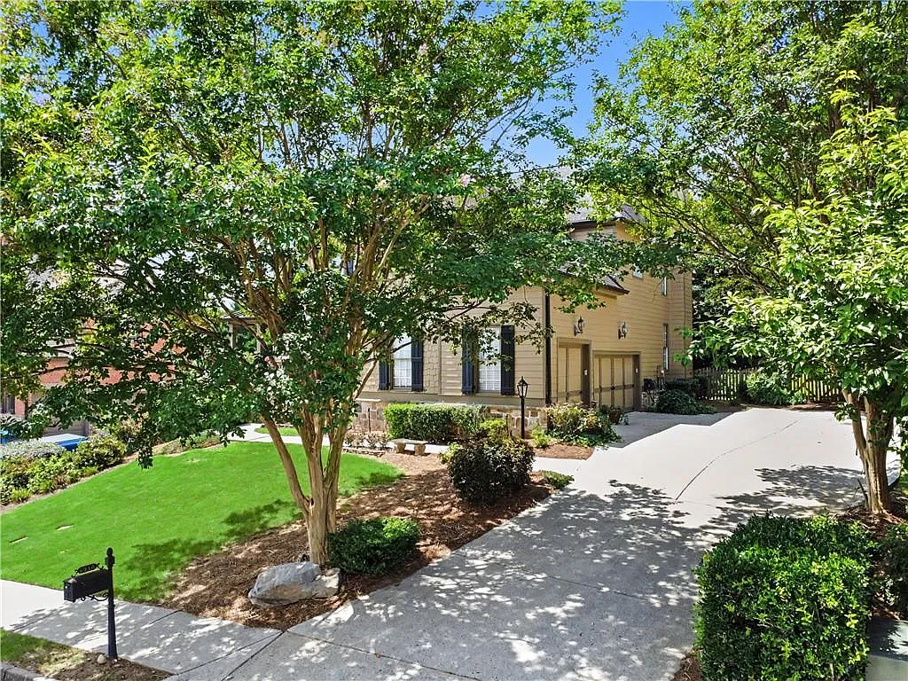 6 bed, 5.0 bath, 5857 sqft, $4,500 — Photo 4