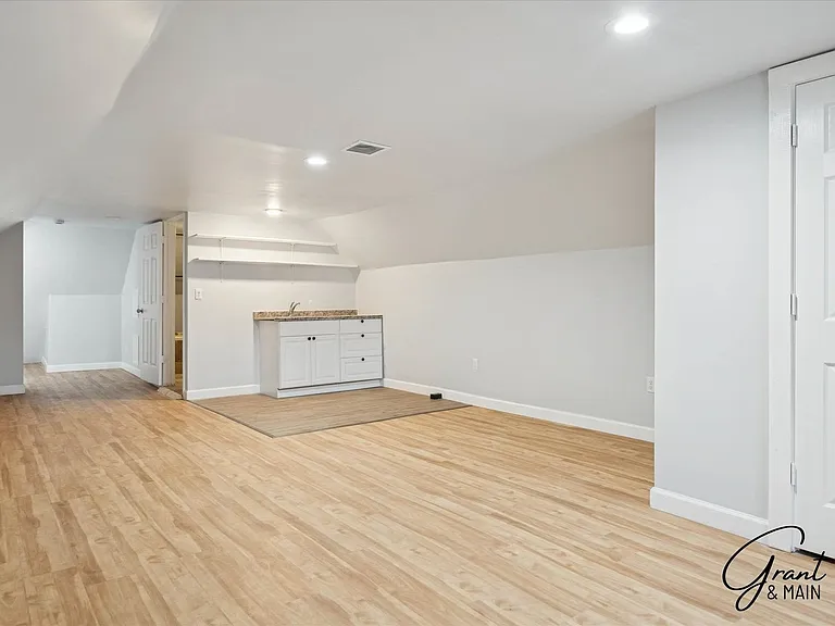1613 Virginia Park — Photo 9