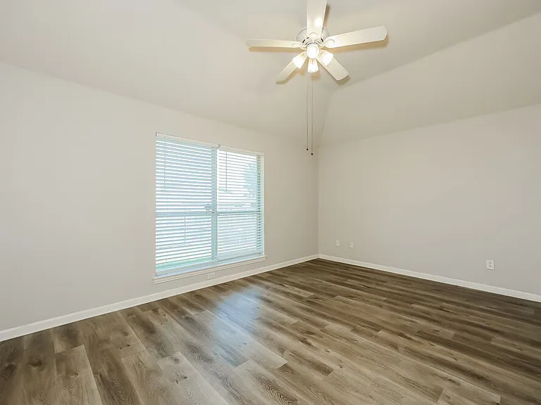 5017 Eastcreek Dr — Photo 9