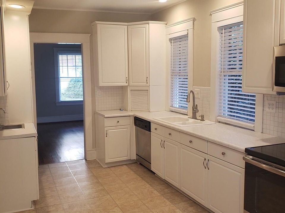 Large Kitchen with Drink Station
