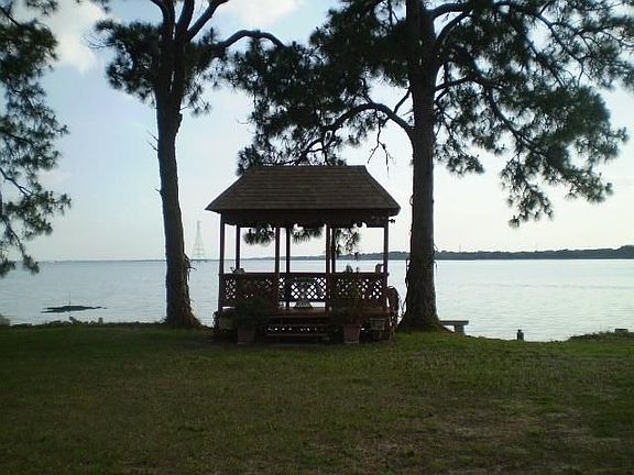 4th image of 802 Shore Dr E