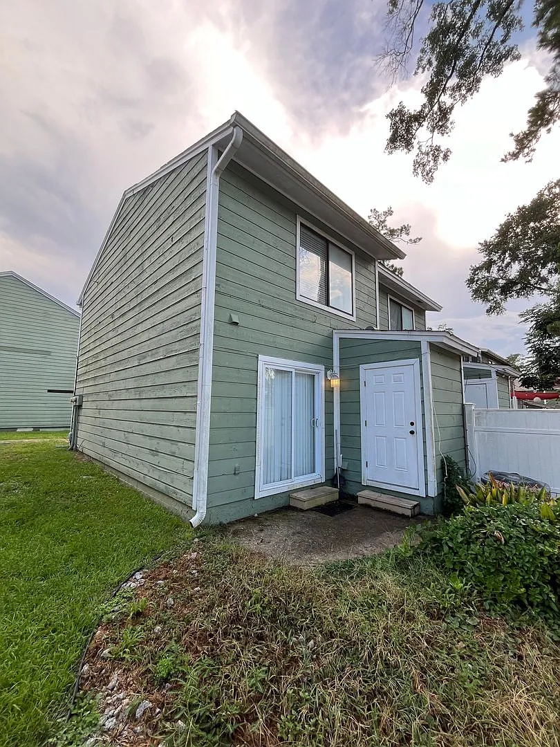 Large 2/1.5 Townhouse Minutes From FSU...Available August 20, 2026. — Photo 3