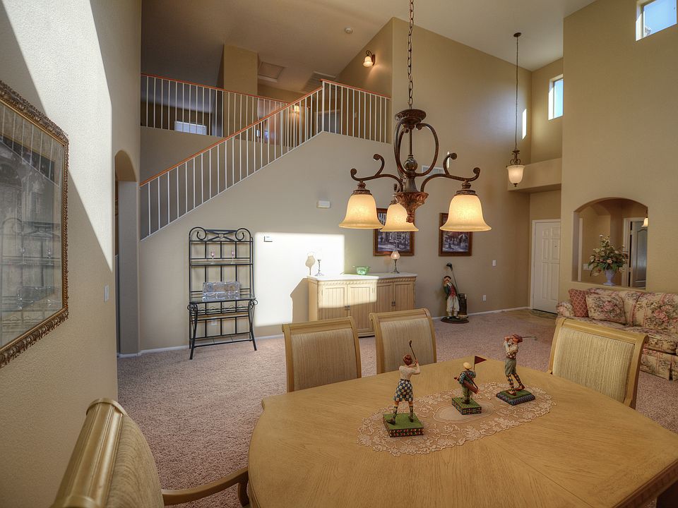 Airy formal dining