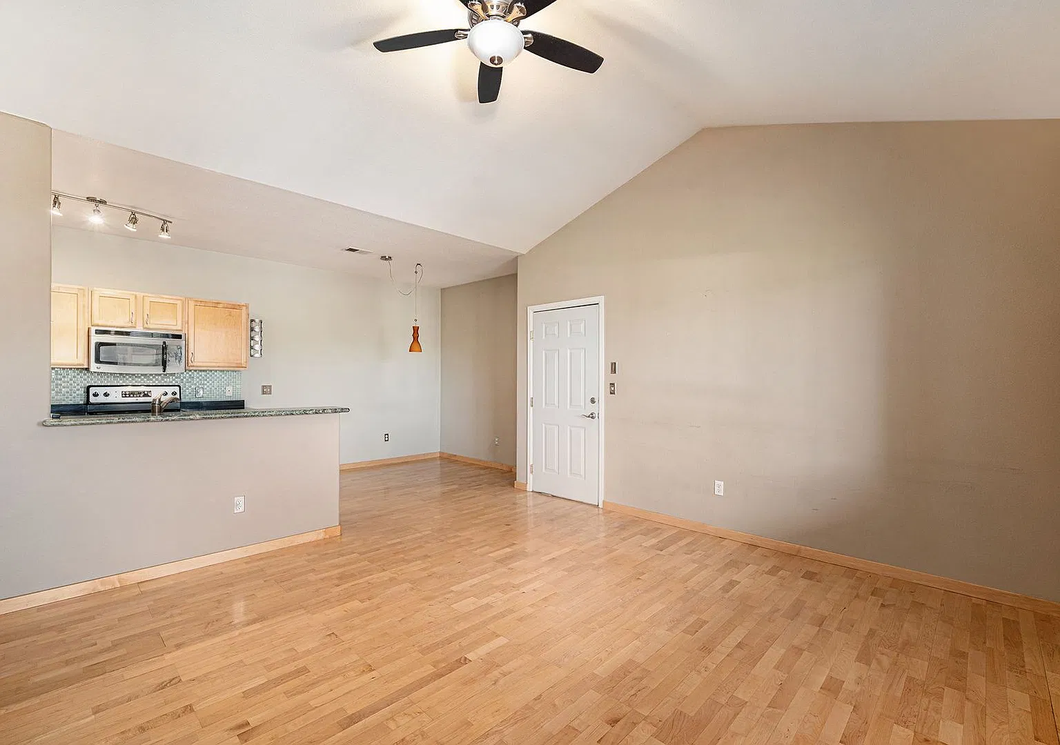 3 bed | 2 bath | Garage | Private Deck | Available Now! — Photo 3