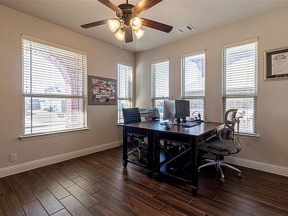 4th image of 1009 Goldenrod Ln