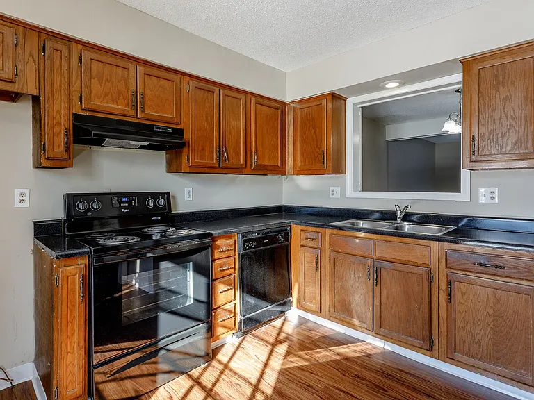 Nieman Park Townhome Duplexes — Photo 4