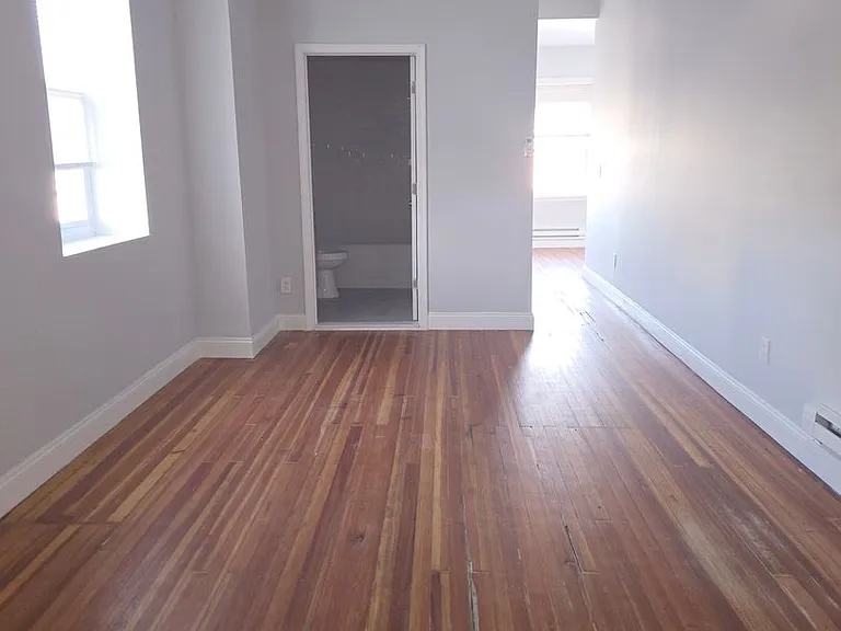 1033 W Hamilton St — Photo 3
