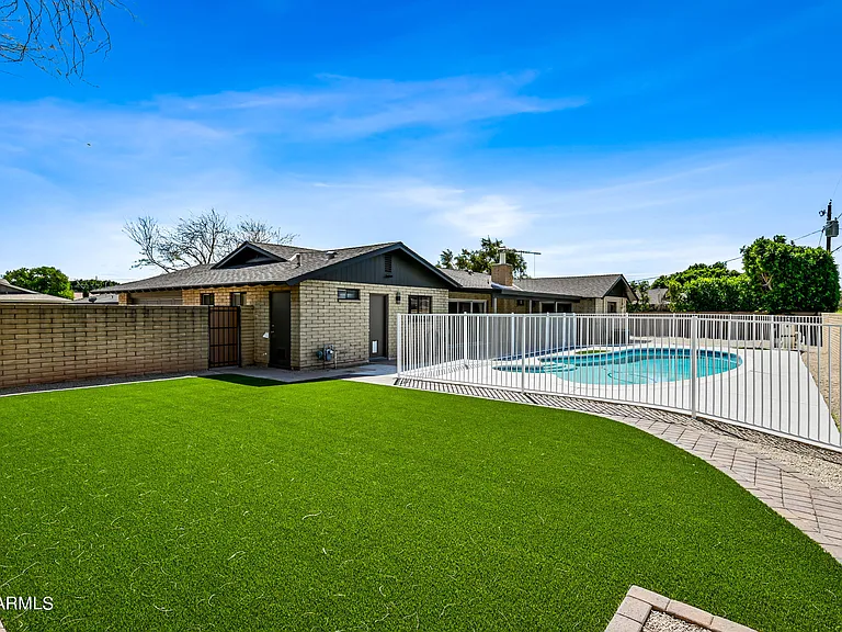530 E Fairmont Dr — Photo 28