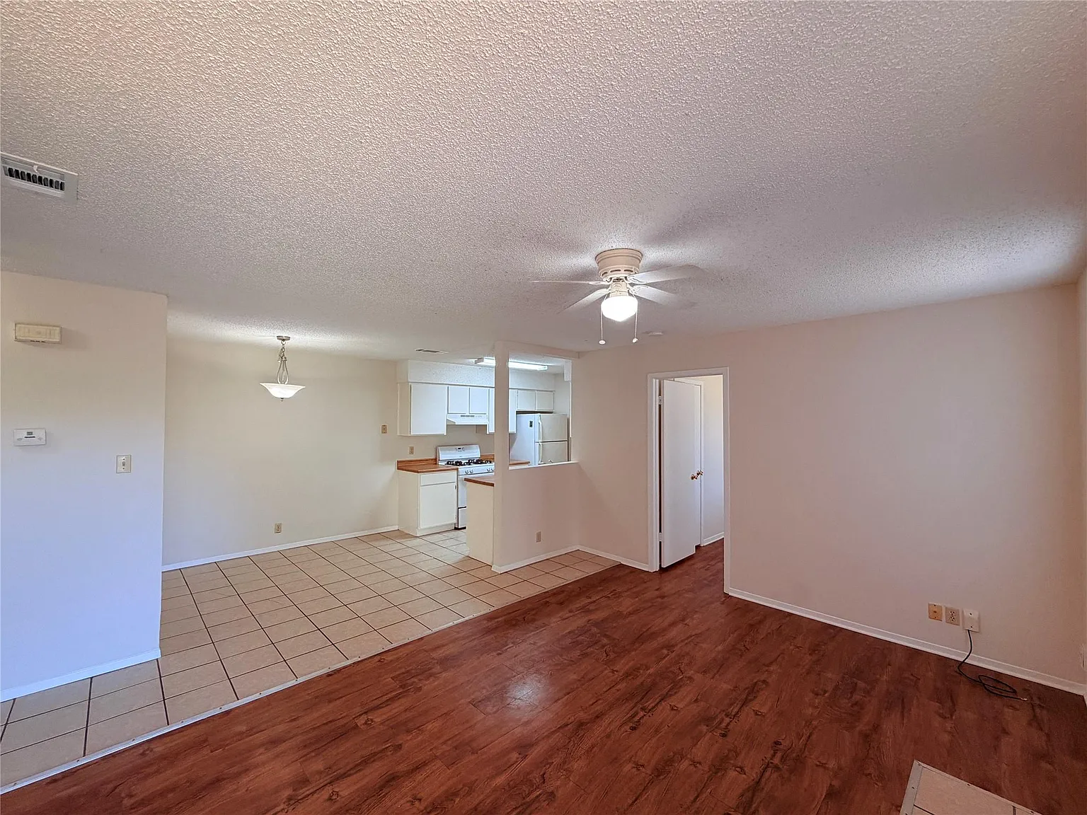 3 bed, 2.0 bath, 1067 sqft, $1,800 — Photo 4