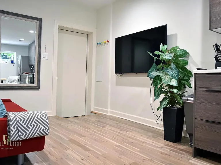 419 W Eugenie St #1R — Photo 3